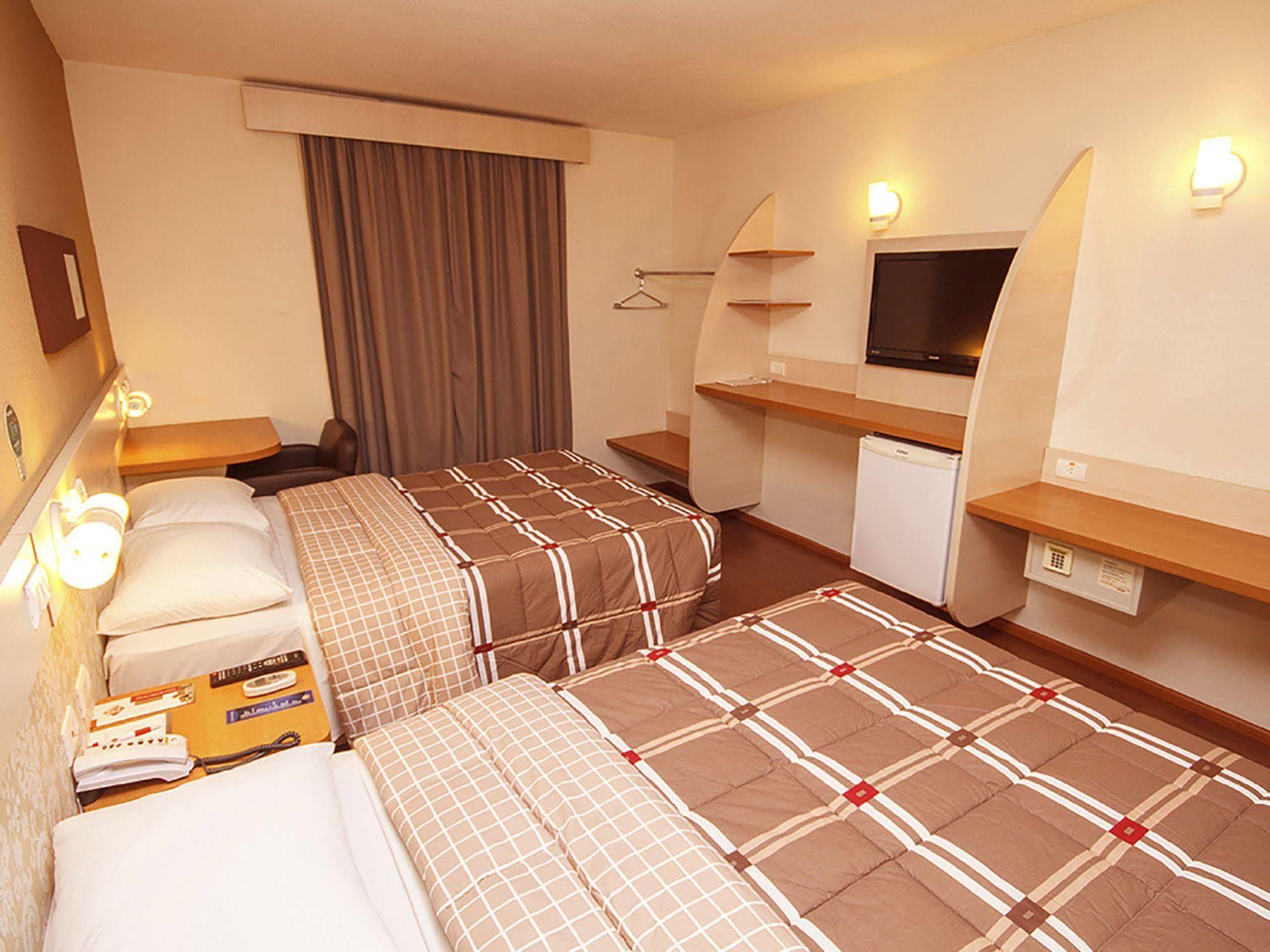 Hotel 10 Жоїнвіль Екстер'єр фото