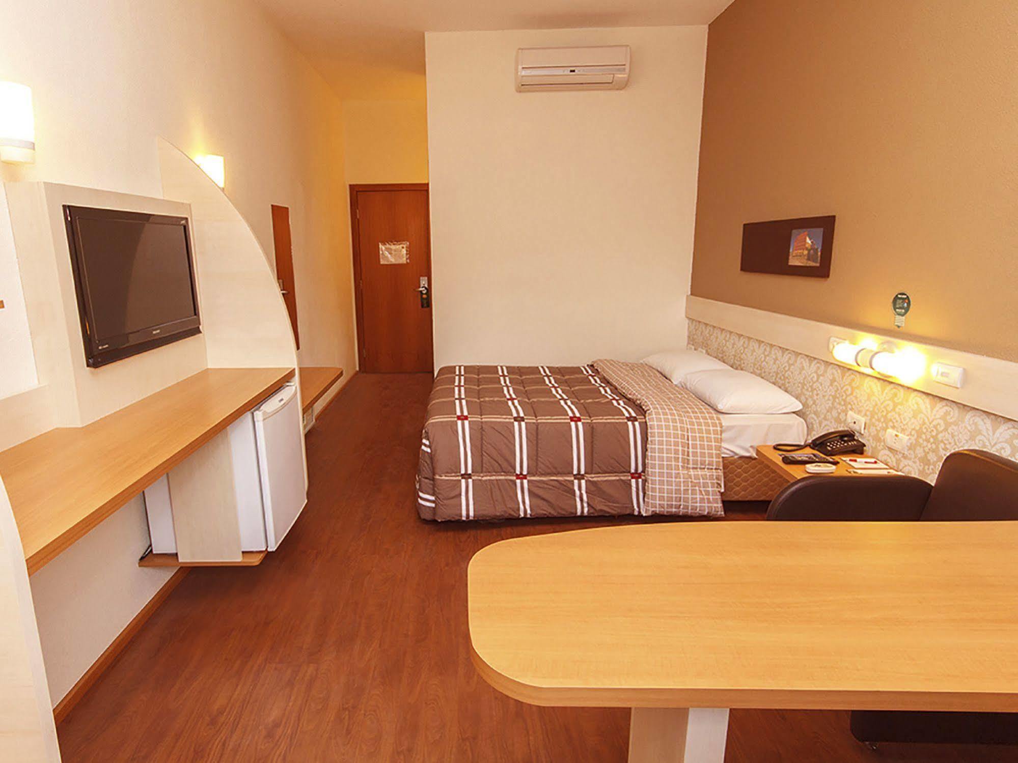 Hotel 10 Жоїнвіль Екстер'єр фото