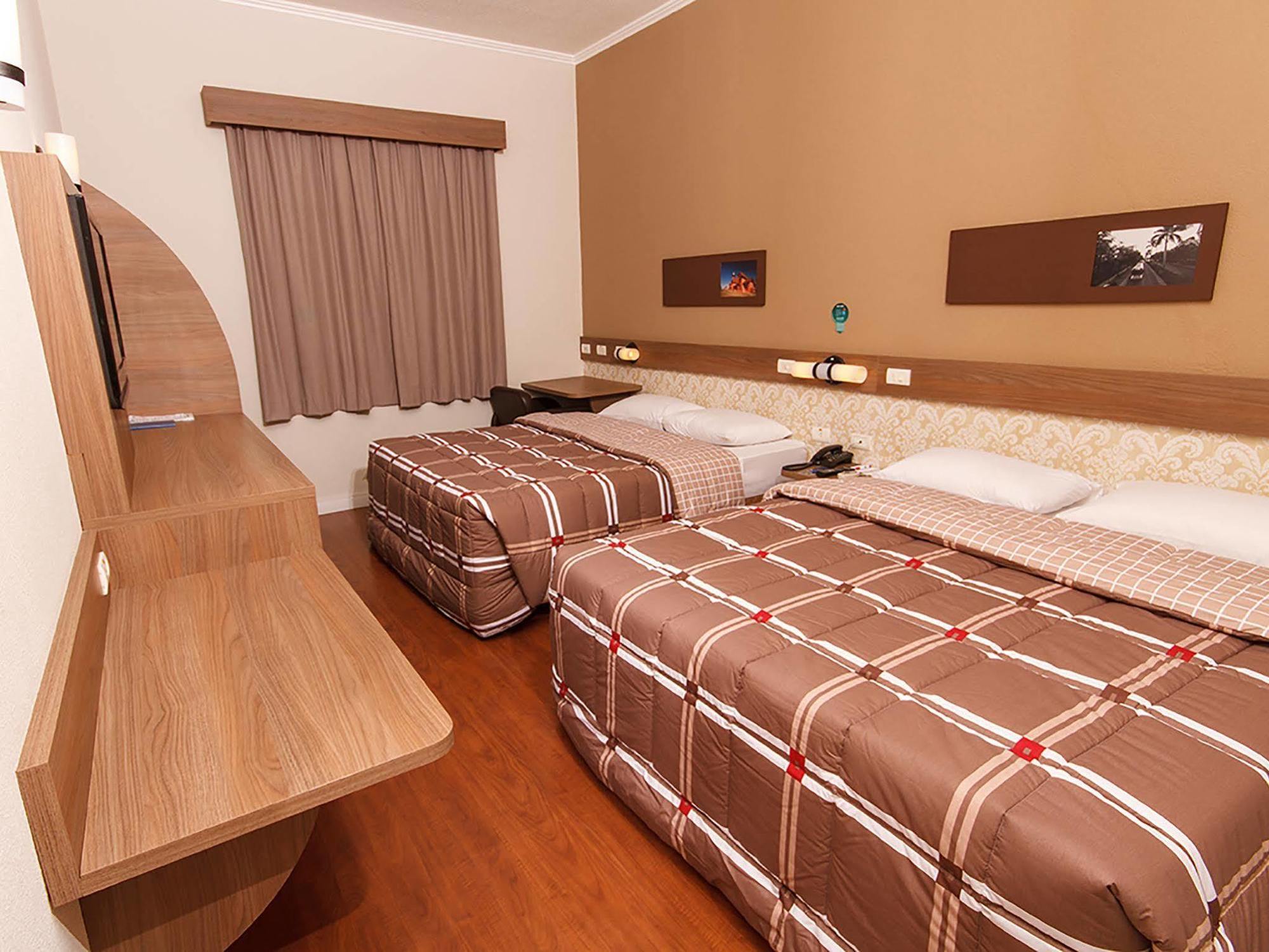 Hotel 10 Жоїнвіль Екстер'єр фото